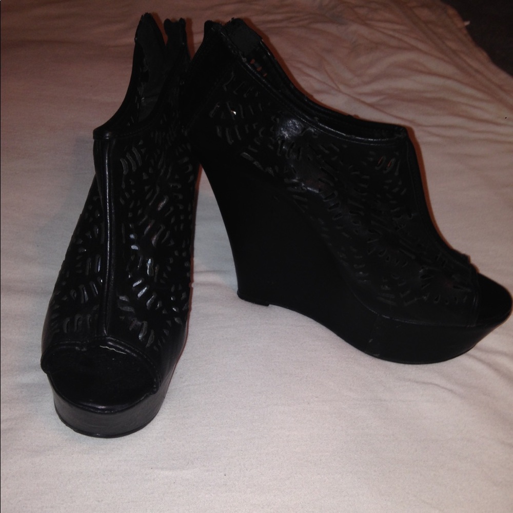 Black wedges